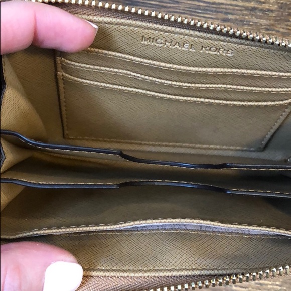 Authentic Michael Kors Wristlet wallet Card holder - Picture 4 of 6